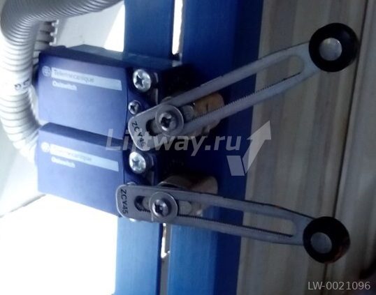 Концевой выключатель с контактами 1НО+1НЗ с регулируемым рычагом и роликом