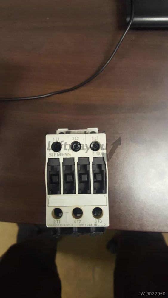 КОНТАКТОР 3-ПОЛ., AC-3, 4КВТ/400V, НОМ. НАПРЯЖЕНИЕ УПРАВЛЕНИЯ US = DC 24 V, ТИПОРАЗМЕР S0, ВИНТ