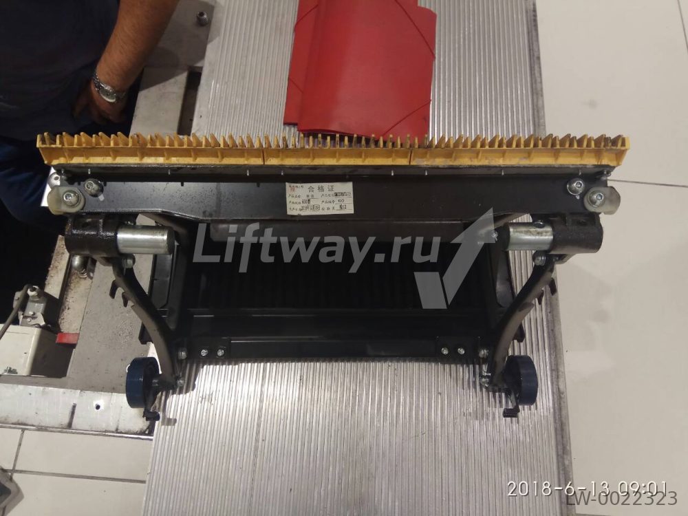 Ступень эскалатора Kone 600 мм нерж сталь, с пластиковыми демаркационными линиями
