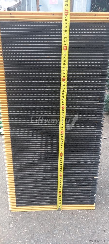 Ступень эскалатора  SJEC 800мм черная с желтыми демаркационными накладками нерж. сталь R70 (тип 383)